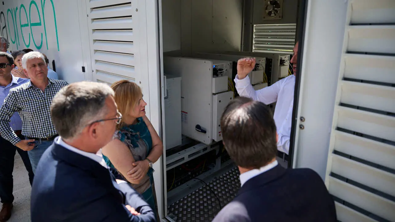 Inauguraci&oacute;n de la conexi&oacute;n a la red el&eacute;ctrica del campus de Arrosadia de la UPNA del nuevo sistema de almacenamiento de energ&iacute;a el&eacute;ctrica mediante bater&iacute;as. PABLO LASAOSA