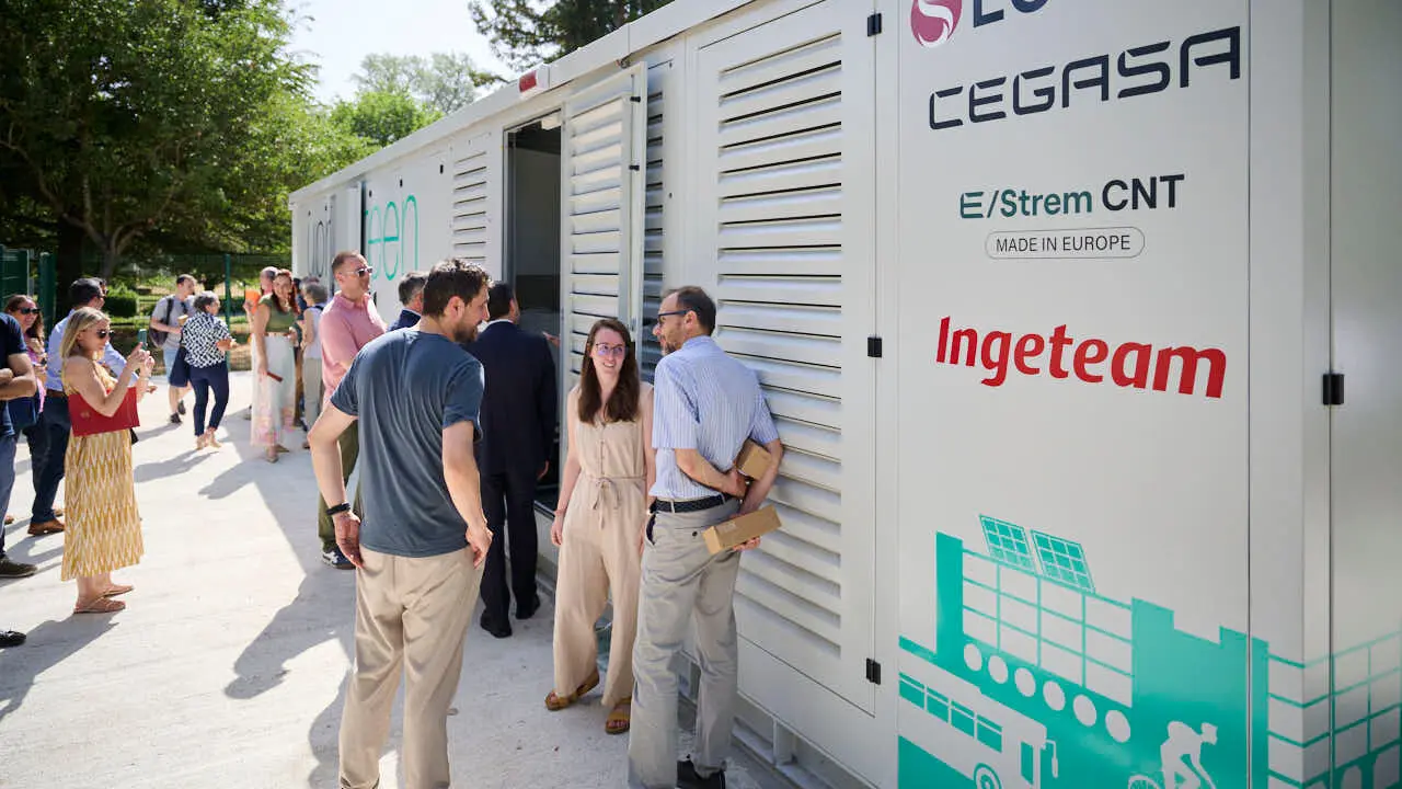 Inauguraci&oacute;n de la conexi&oacute;n a la red el&eacute;ctrica del campus de Arrosadia de la UPNA del nuevo sistema de almacenamiento de energ&iacute;a el&eacute;ctrica mediante bater&iacute;as. PABLO LASAOSA