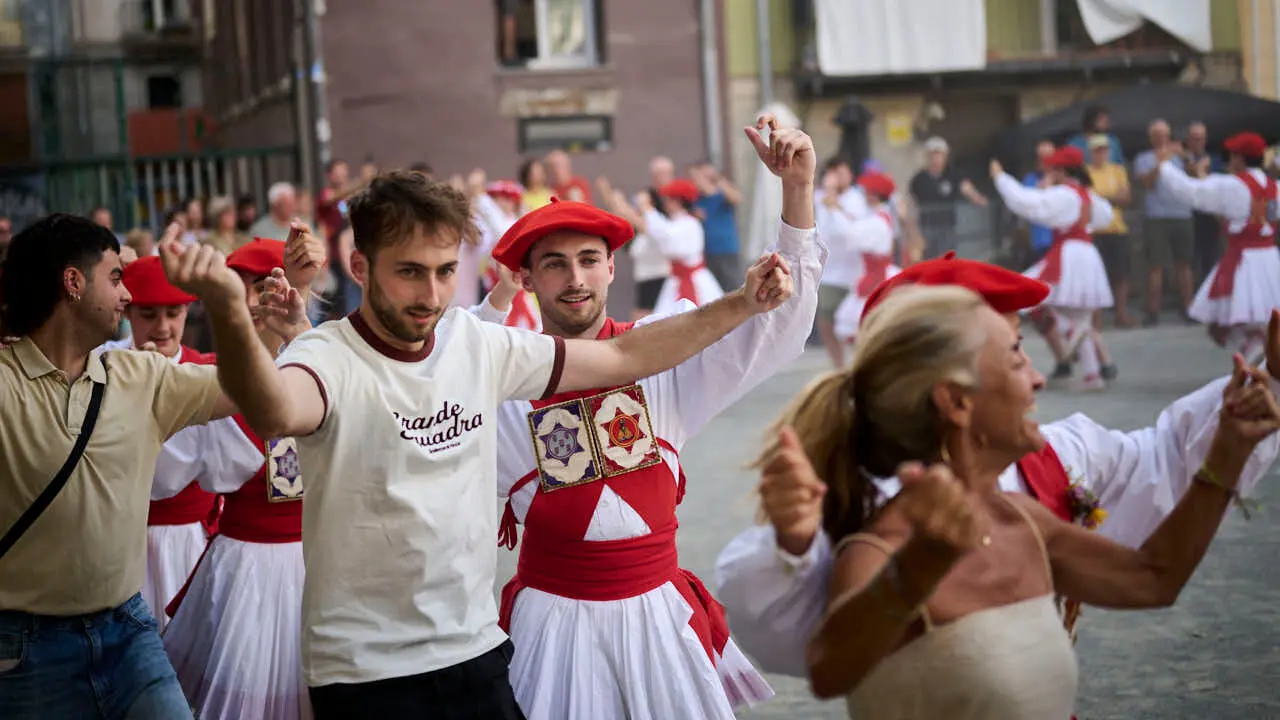 El grupo de danzas Duguna baila la tradicional soka -dantza de la v&iacute;spera de San Juan. PABLO LASAOSA