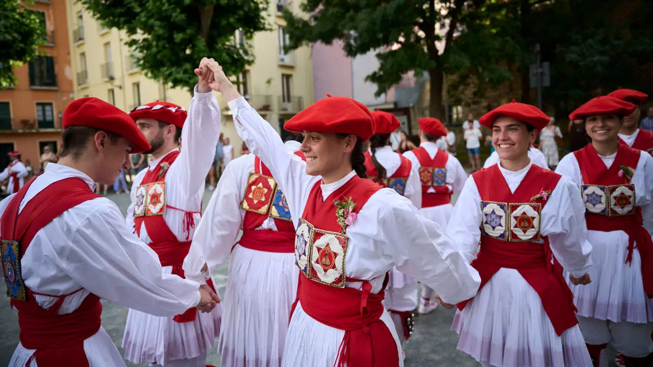 El grupo de danzas Duguna baila la tradicional soka -dantza de la v&iacute;spera de San Juan. PABLO LASAOSA