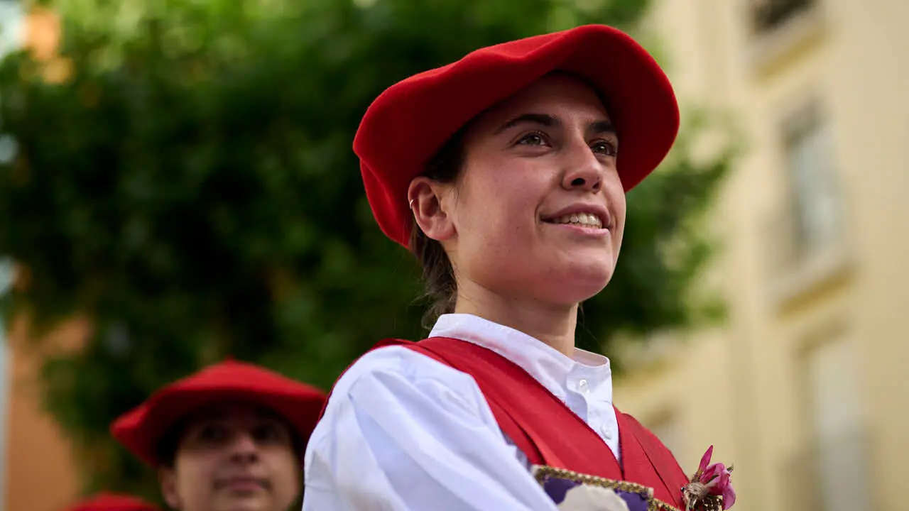 El grupo de danzas Duguna baila la tradicional soka -dantza de la v&iacute;spera de San Juan. PABLO LASAOSA