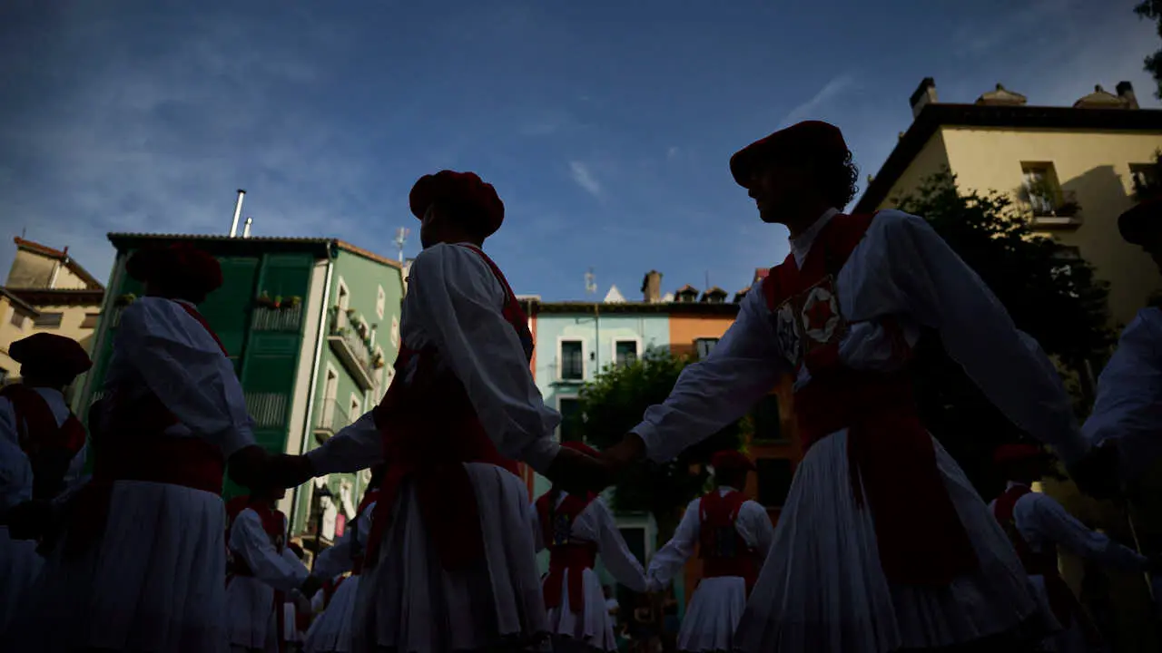 El grupo de danzas Duguna baila la tradicional soka -dantza de la v&iacute;spera de San Juan. PABLO LASAOSA