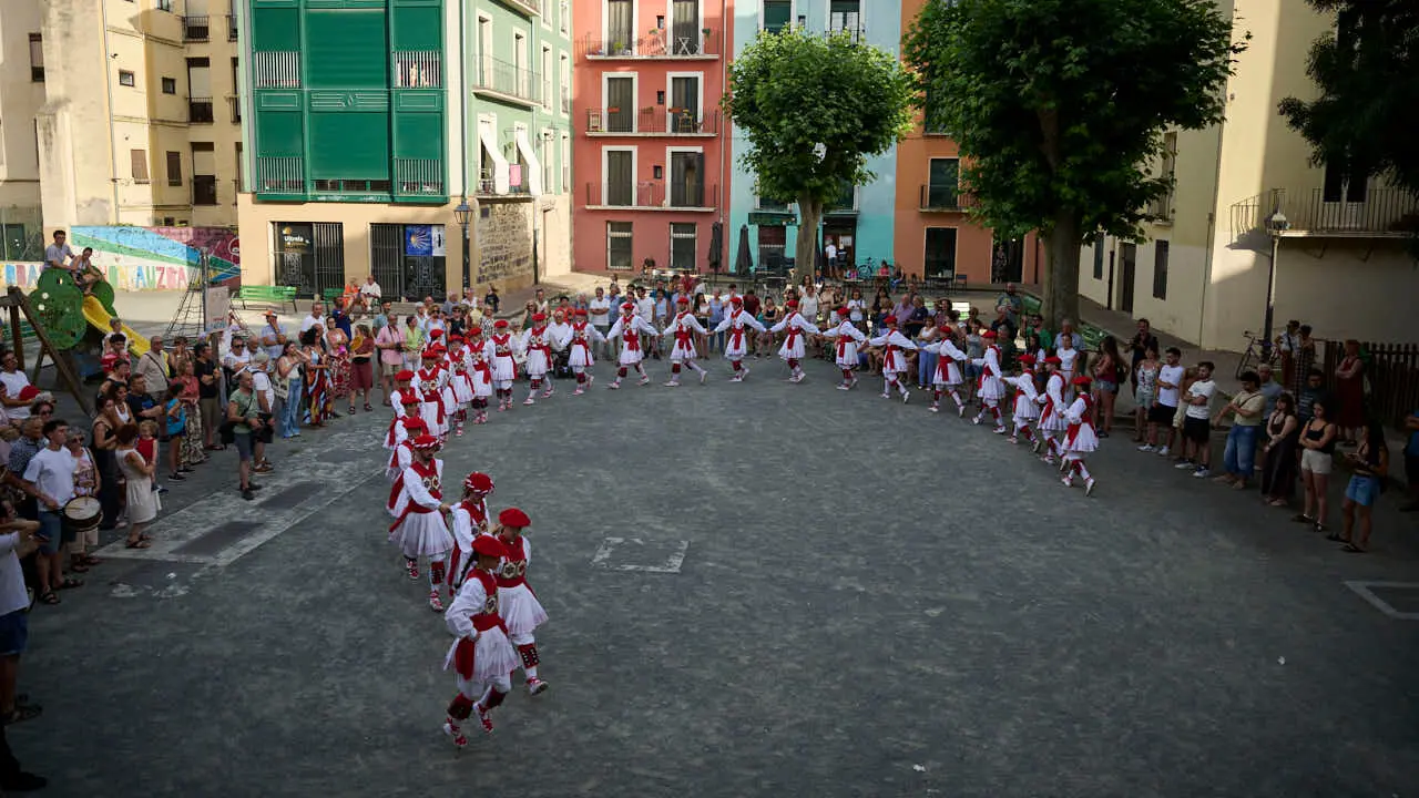El grupo de danzas Duguna baila la tradicional soka -dantza de la v&iacute;spera de San Juan. PABLO LASAOSA