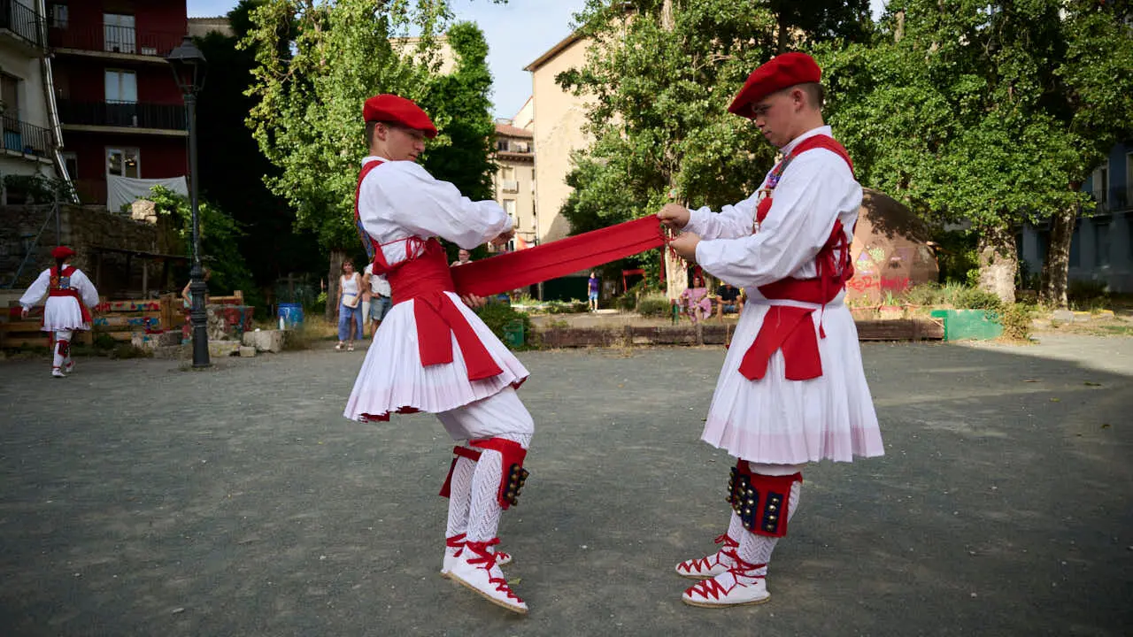 El grupo de danzas Duguna baila la tradicional soka -dantza de la v&iacute;spera de San Juan. PABLO LASAOSA