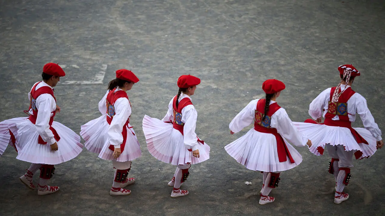 El grupo de danzas Duguna baila la tradicional soka -dantza de la v&iacute;spera de San Juan. PABLO LASAOSA