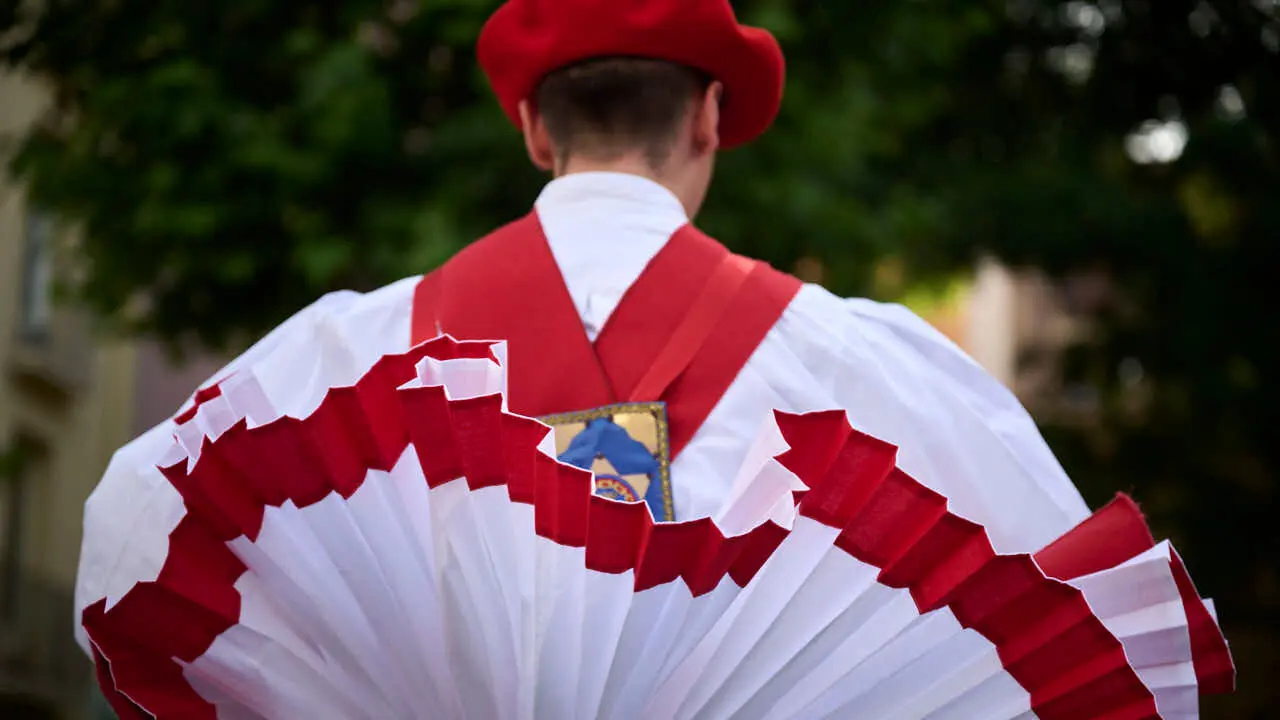 El grupo de danzas Duguna baila la tradicional soka -dantza de la v&iacute;spera de San Juan. PABLO LASAOSA