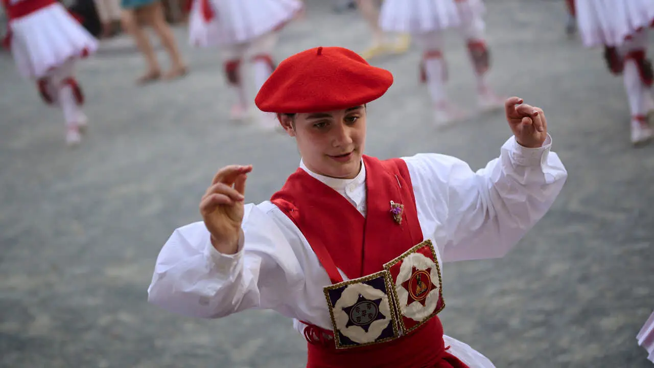 El grupo de danzas Duguna baila la tradicional soka -dantza de la v&iacute;spera de San Juan. PABLO LASAOSA