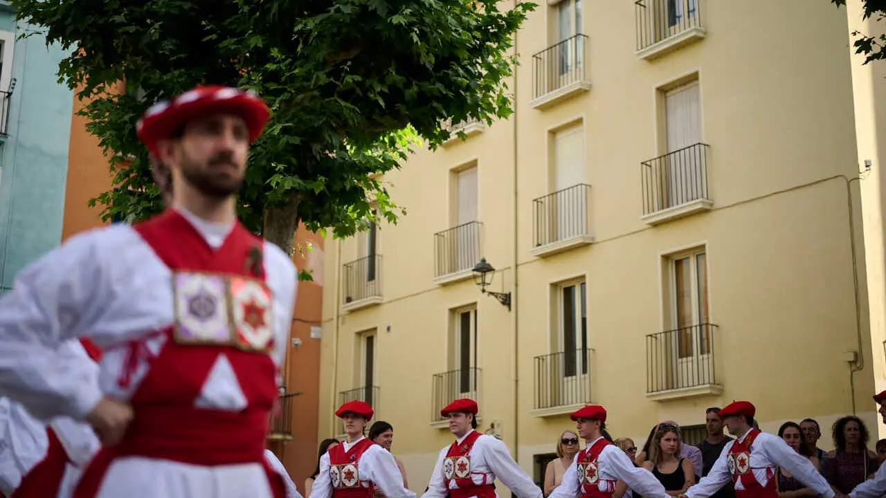 El grupo de danzas Duguna baila la tradicional soka -dantza de la v&iacute;spera de San Juan. PABLO LASAOSA