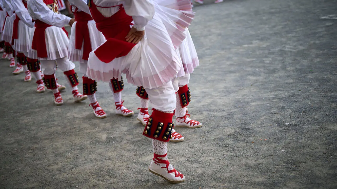 El grupo de danzas Duguna baila la tradicional soka -dantza de la v&iacute;spera de San Juan. PABLO LASAOSA