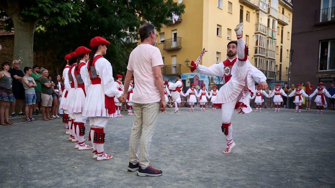 El grupo de danzas Duguna baila la tradicional soka -dantza de la v&iacute;spera de San Juan. PABLO LASAOSA