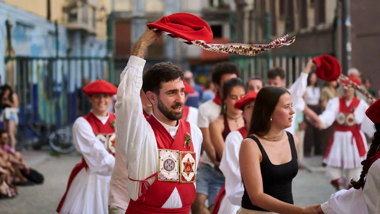 El grupo de danzas Duguna baila la tradicional soka -dantza de la v&iacute;spera de San Juan. PABLO LASAOSA