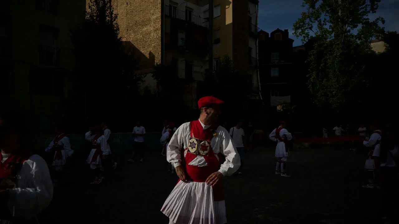 El grupo de danzas Duguna baila la tradicional soka -dantza de la v&iacute;spera de San Juan. PABLO LASAOSA