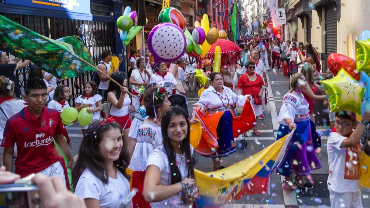'Mazedonia kalejira', la comitiva festiva de diferentes culturas organizada por el Ayuntamiento de Pamplona para poner en valor el mestizaje. IÑIGO ALZUGARAY (42) (1)