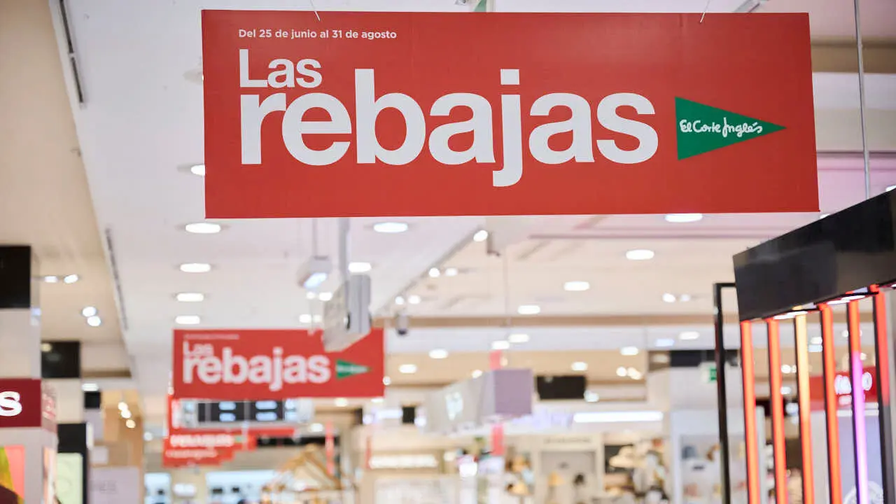 Comienzo de las rebajas de verano de El Corte Ingl&eacute;s. PABLO LASAOSA