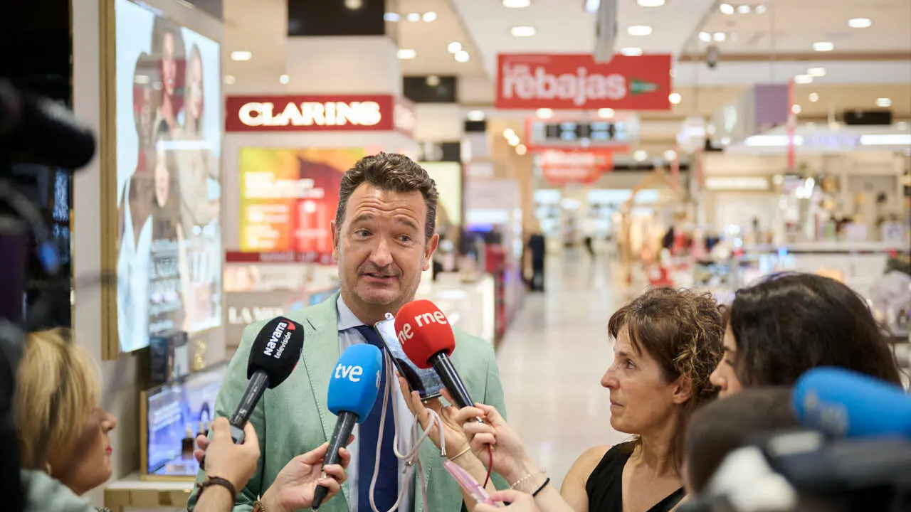 Comienzo de las rebajas de verano de El Corte Ingl&eacute;s. PABLO LASAOSA