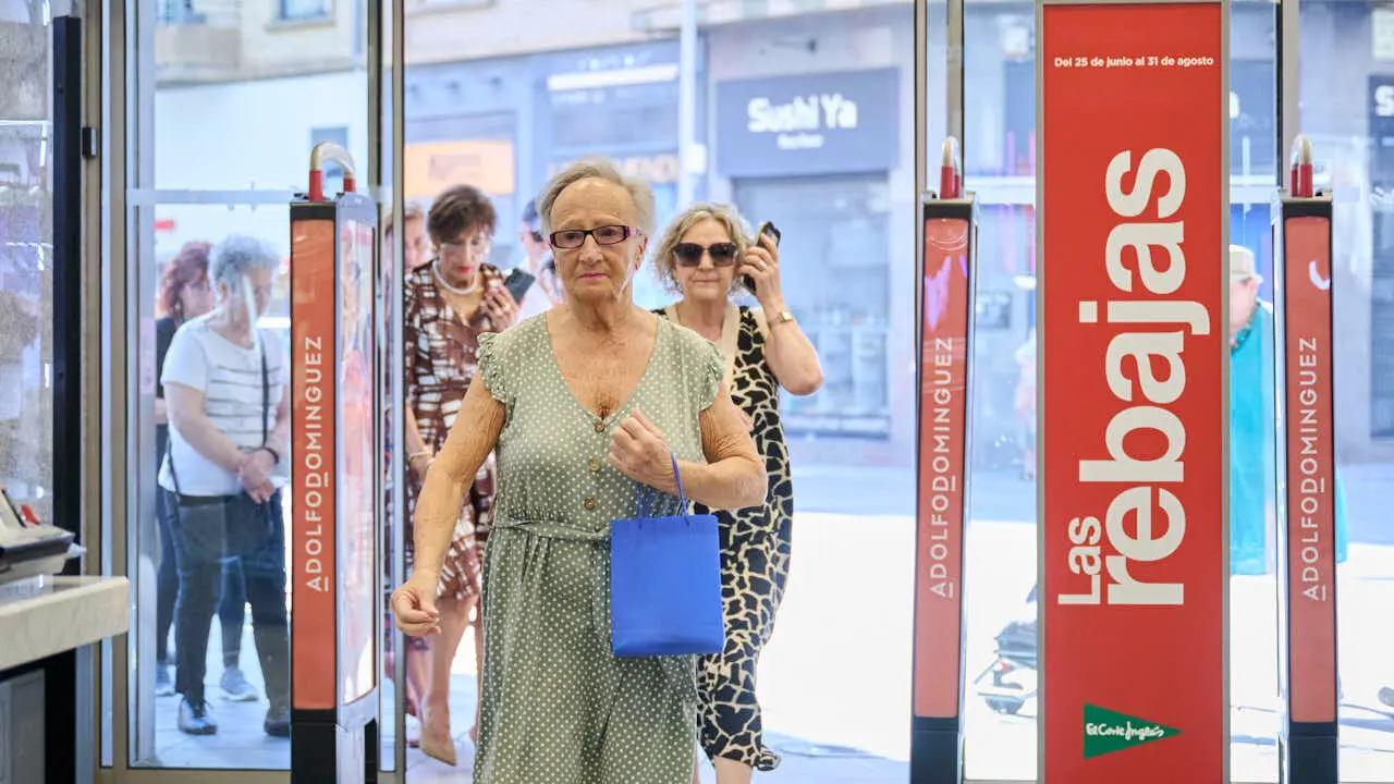 Comienzo de las rebajas de verano de El Corte Ingl&eacute;s. PABLO LASAOSA