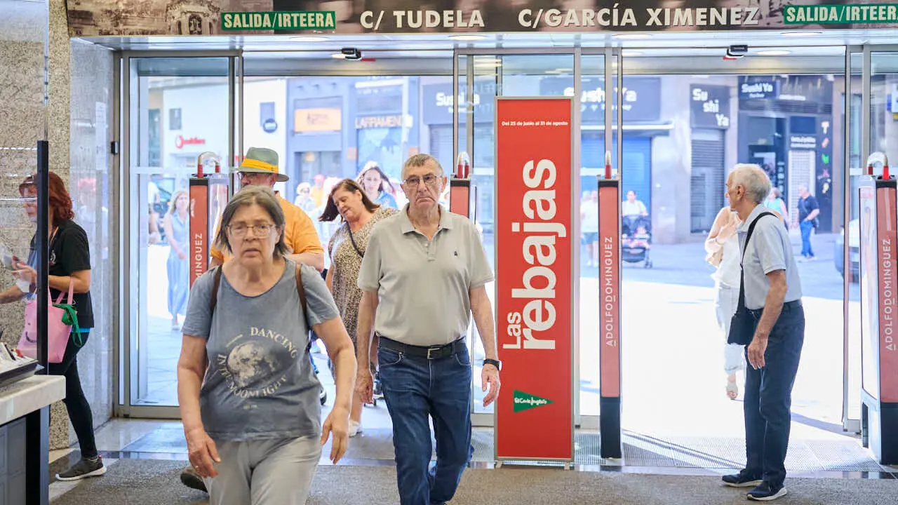 Comienzo de las rebajas de verano de El Corte Ingl&eacute;s. PABLO LASAOSA