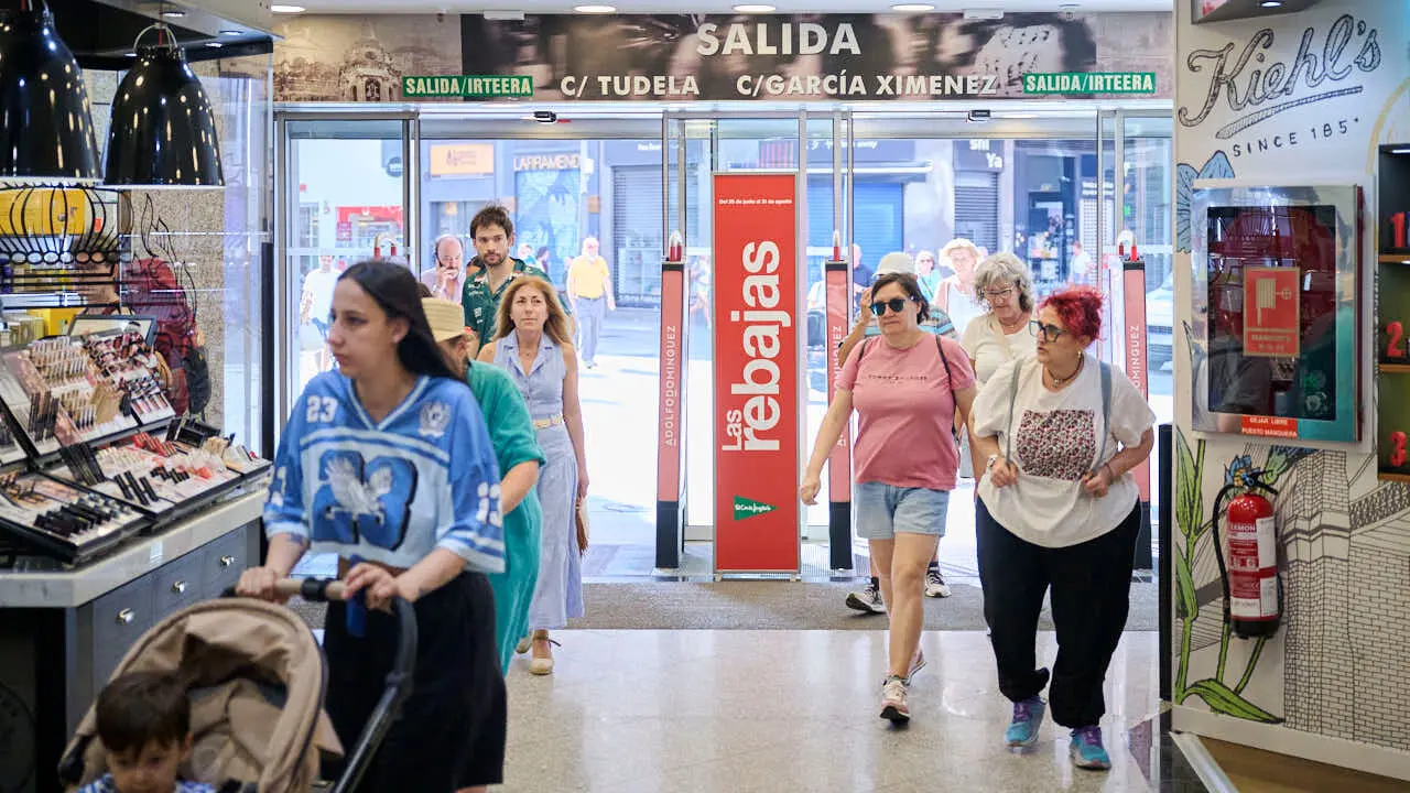 Comienzo de las rebajas de verano de El Corte Ingl&eacute;s. PABLO LASAOSA