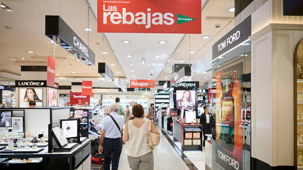 Comienzo de las rebajas de verano de El Corte Ingl&eacute;s. PABLO LASAOSA