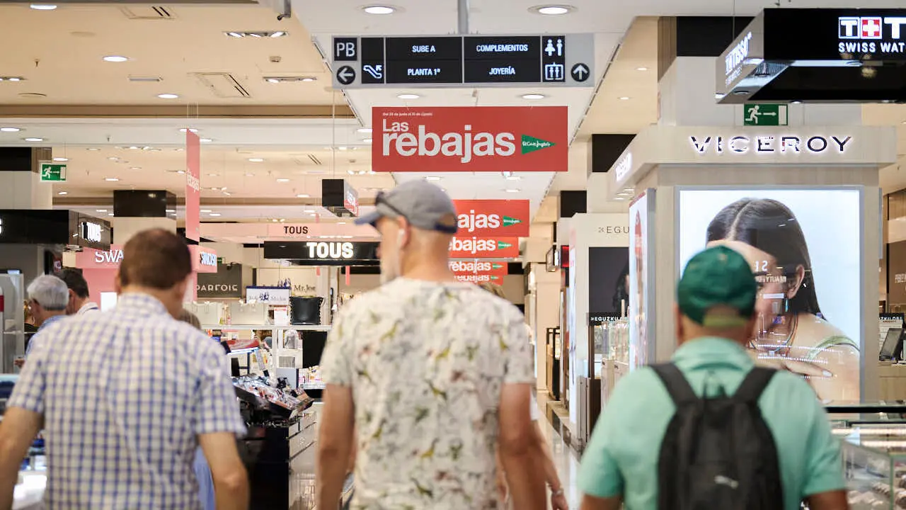 Comienzo de las rebajas de verano de El Corte Ingl&eacute;s. PABLO LASAOSA