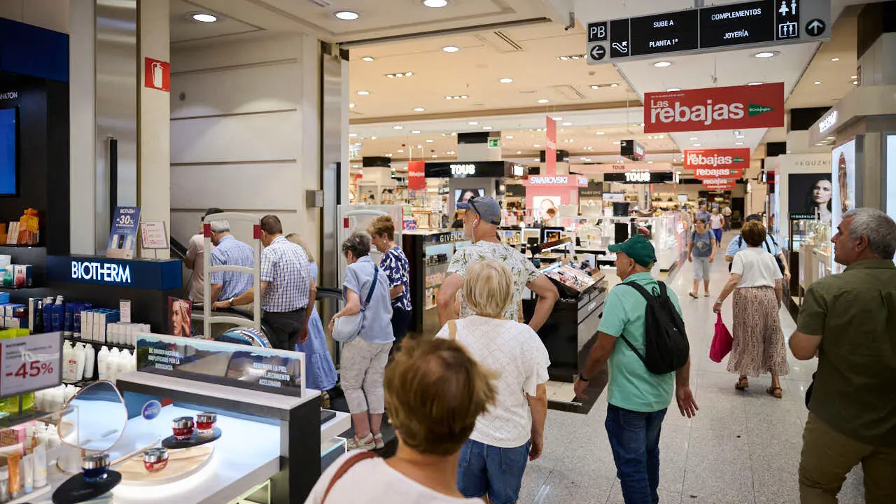 Comienzo de las rebajas de verano de El Corte Ingl&eacute;s. PABLO LASAOSA