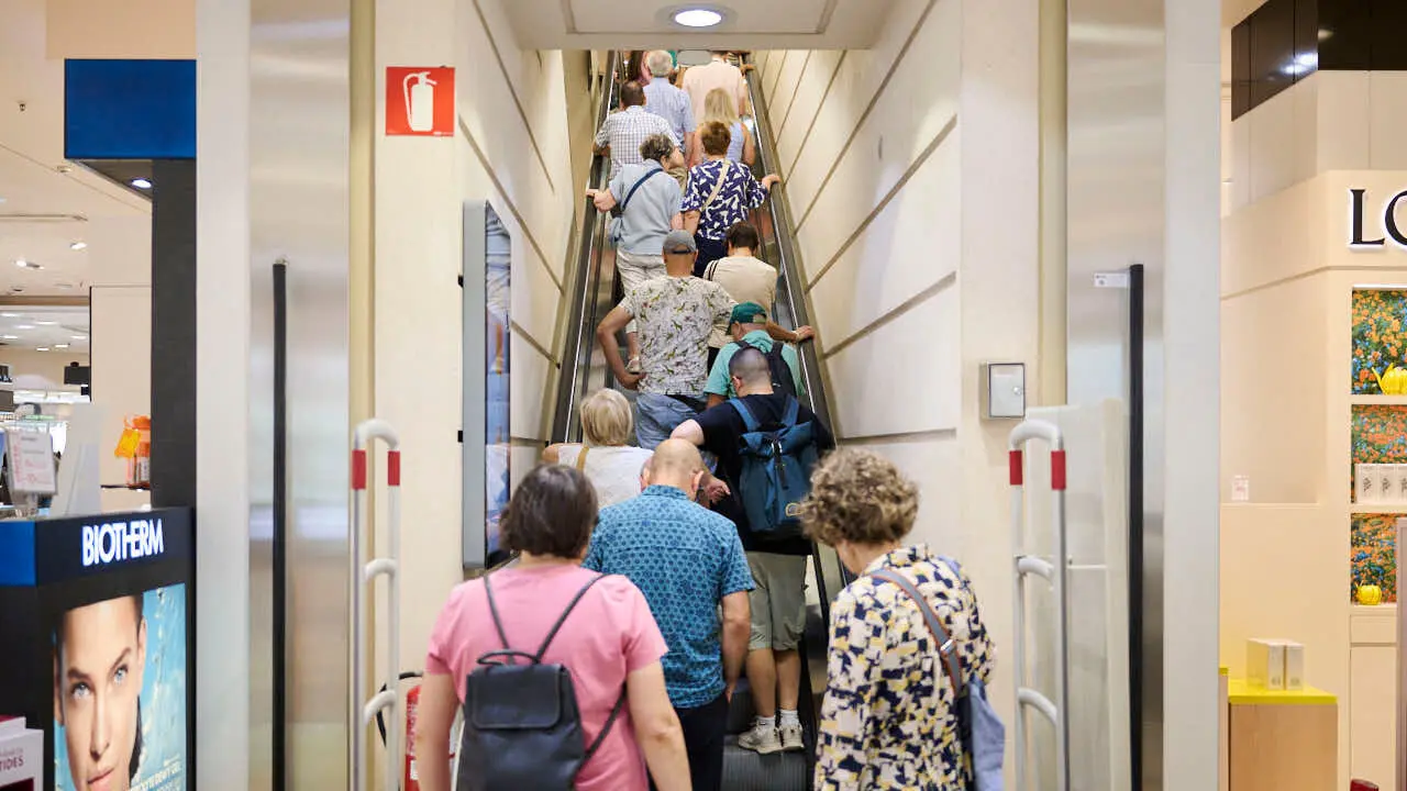 Comienzo de las rebajas de verano de El Corte Ingl&eacute;s. PABLO LASAOSA