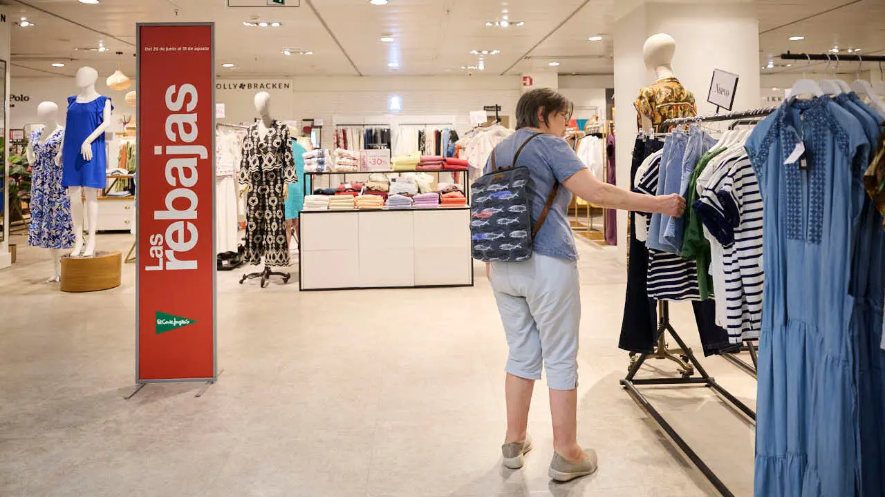 Comienzo de las rebajas de verano de El Corte Ingl&eacute;s. PABLO LASAOSA