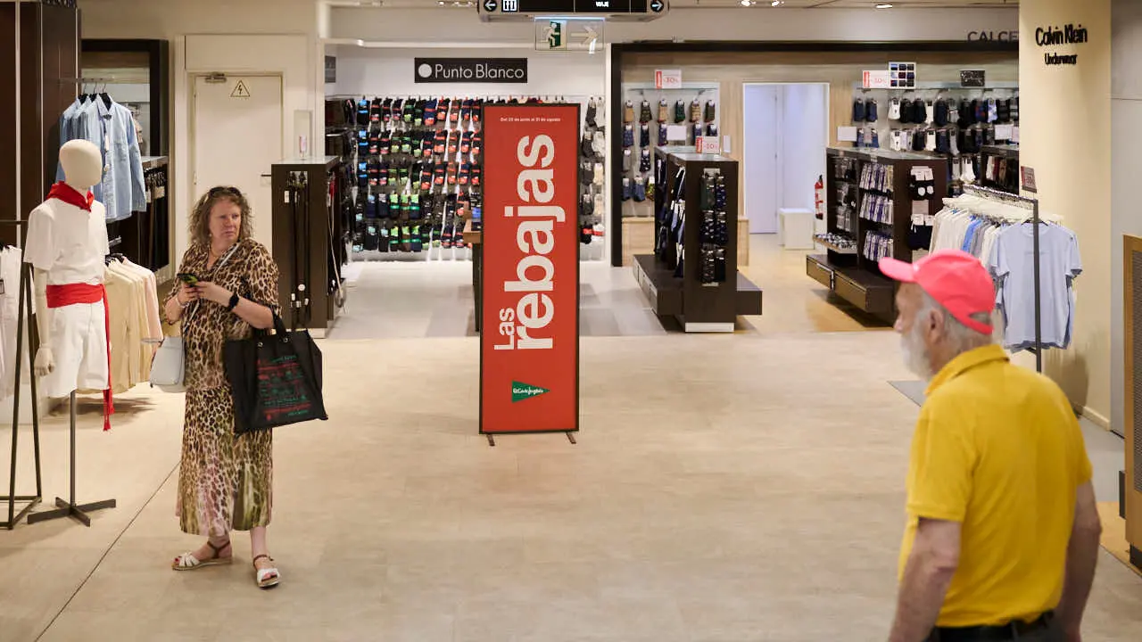 Comienzo de las rebajas de verano de El Corte Ingl&eacute;s. PABLO LASAOSA