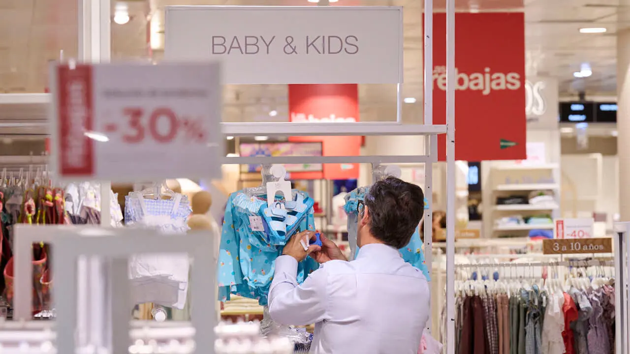 Comienzo de las rebajas de verano de El Corte Ingl&eacute;s. PABLO LASAOSA