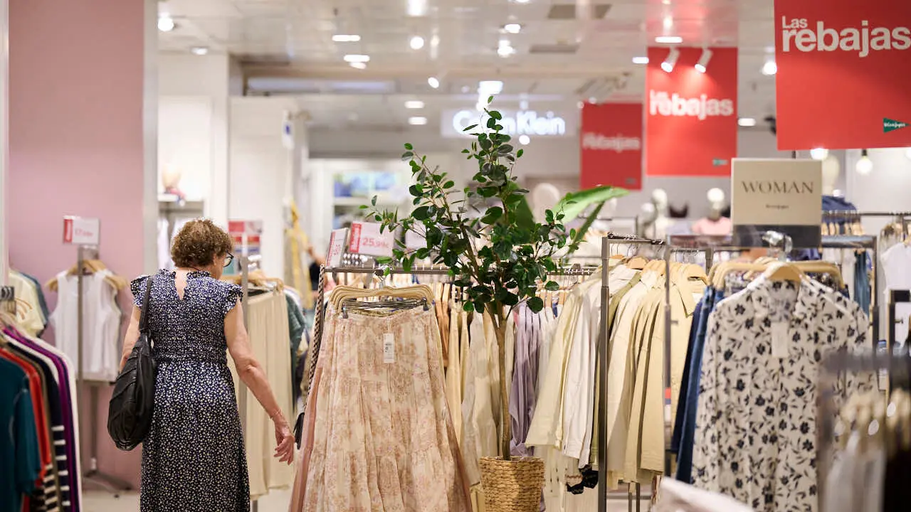 Comienzo de las rebajas de verano de El Corte Ingl&eacute;s. PABLO LASAOSA
