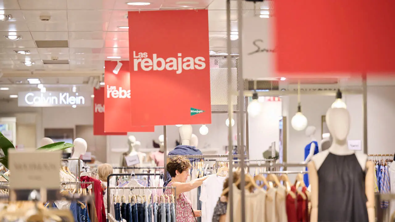 Comienzo de las rebajas de verano de El Corte Ingl&eacute;s. PABLO LASAOSA