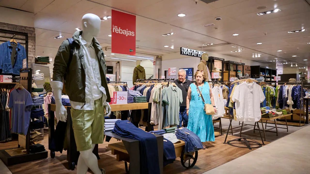 Comienzo de las rebajas de verano de El Corte Ingl&eacute;s. PABLO LASAOSA