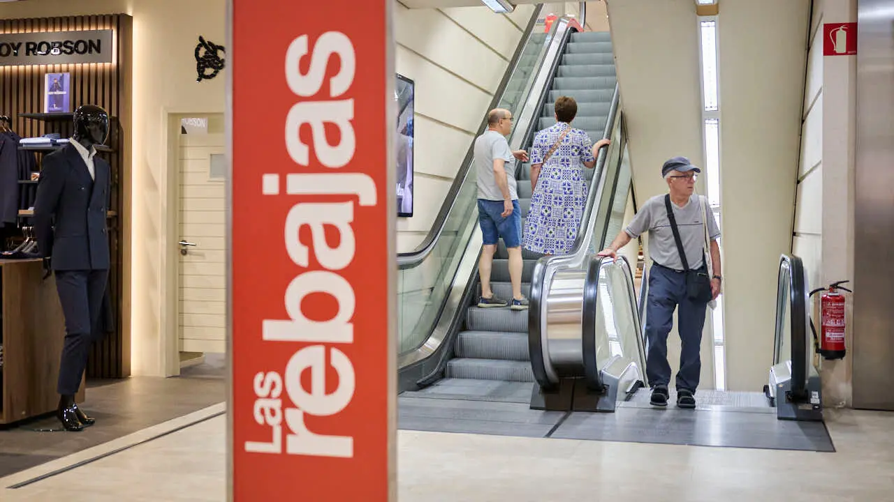 Comienzo de las rebajas de verano de El Corte Ingl&eacute;s. PABLO LASAOSA