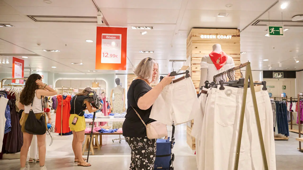 Comienzo de las rebajas de verano de El Corte Ingl&eacute;s. PABLO LASAOSA