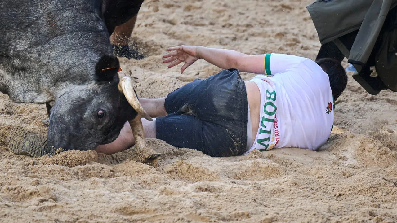 Tarde de vaquillas en fiestas de Bara&ntilde;ain 2026 con la ganader&iacute;a Bretos, amenizadas por Gaiteros de Bara&ntilde;&aacute;in. PABLO LASAOSA