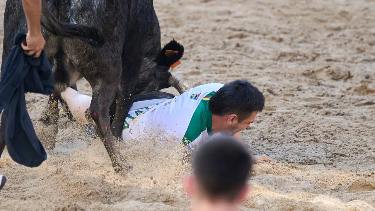 Tarde de vaquillas en fiestas de Bara&ntilde;ain 2026 con la ganader&iacute;a Bretos, amenizadas por Gaiteros de Bara&ntilde;&aacute;in. PABLO LASAOSA