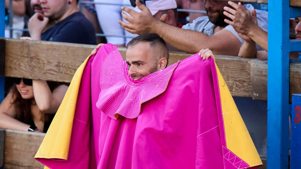 Tarde de vaquillas en fiestas de Bara&ntilde;ain 2026 con la ganader&iacute;a Bretos, amenizadas por Gaiteros de Bara&ntilde;&aacute;in. PABLO LASAOSA