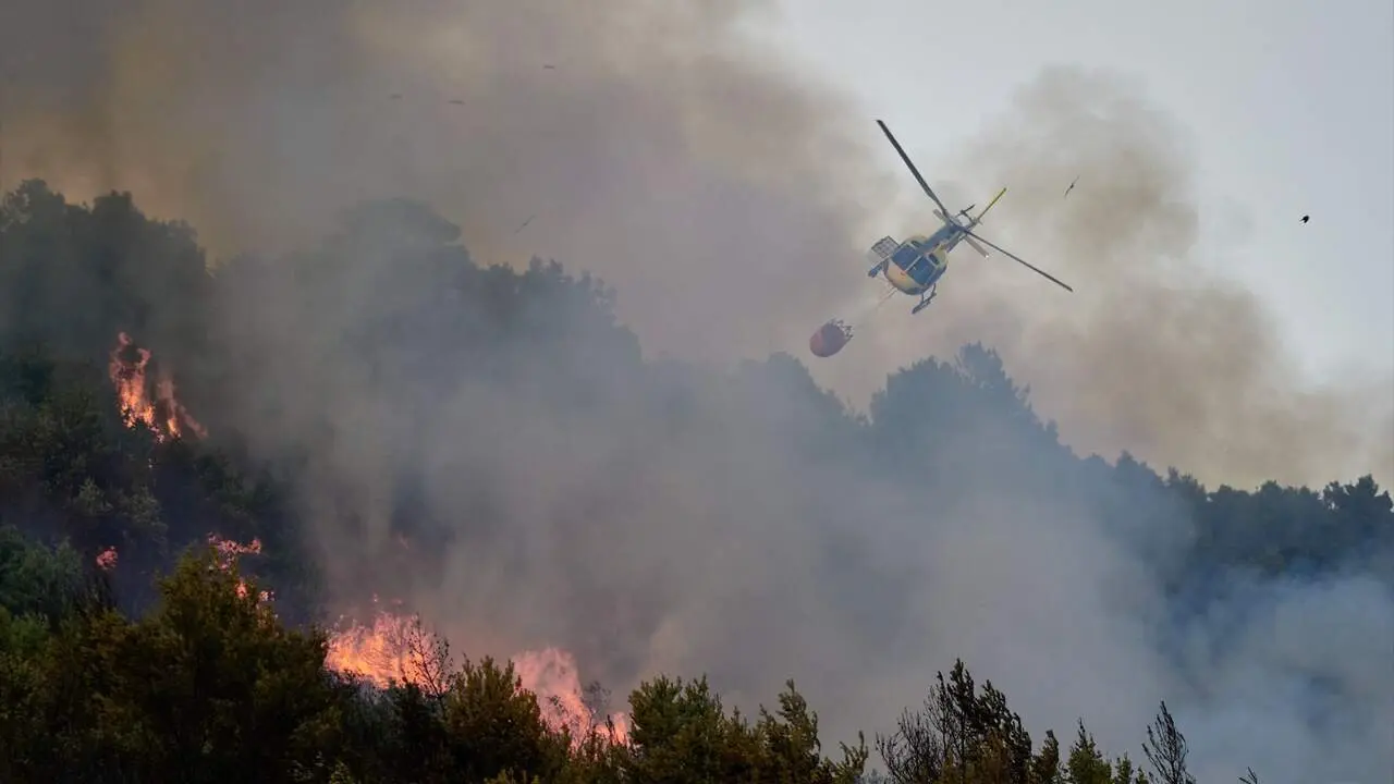 Labores de extinci&oacute;n del incendio en Ezcabarte. EUROPA PRESS