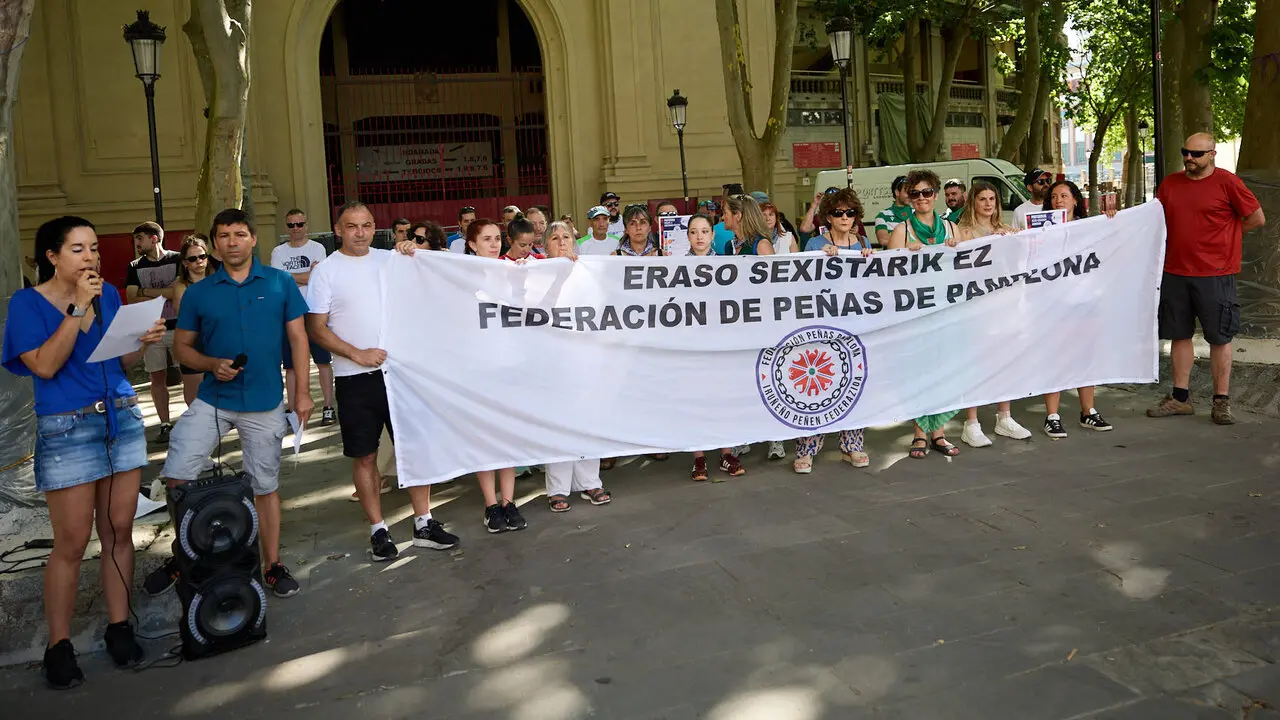 Concentraci&oacute;n contra las agresiones sexistas en el D&iacute;a de las Pe&ntilde;as previo a las fiestas de San Ferm&iacute;n 2026. I&Ntilde;IGO ALZUGARAY