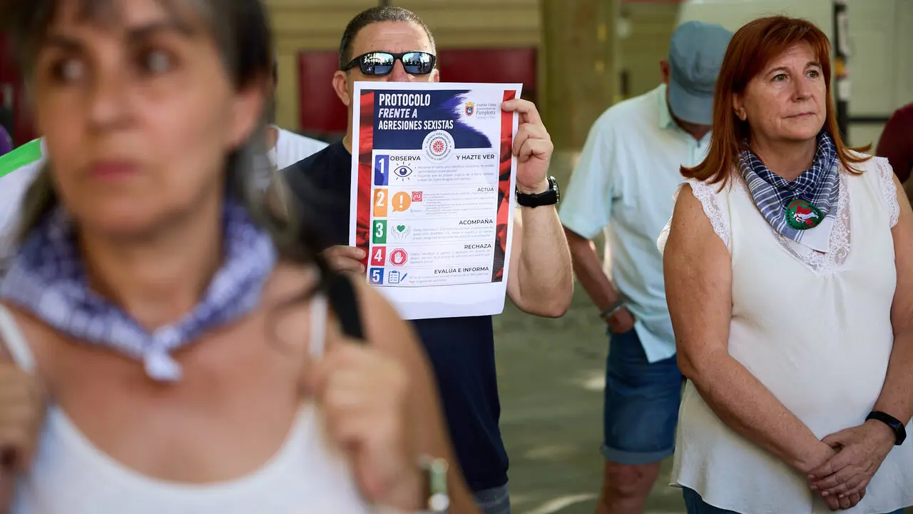 Concentraci&oacute;n contra las agresiones sexistas en el D&iacute;a de las Pe&ntilde;as previo a las fiestas de San Ferm&iacute;n 2026. I&Ntilde;IGO ALZUGARAY