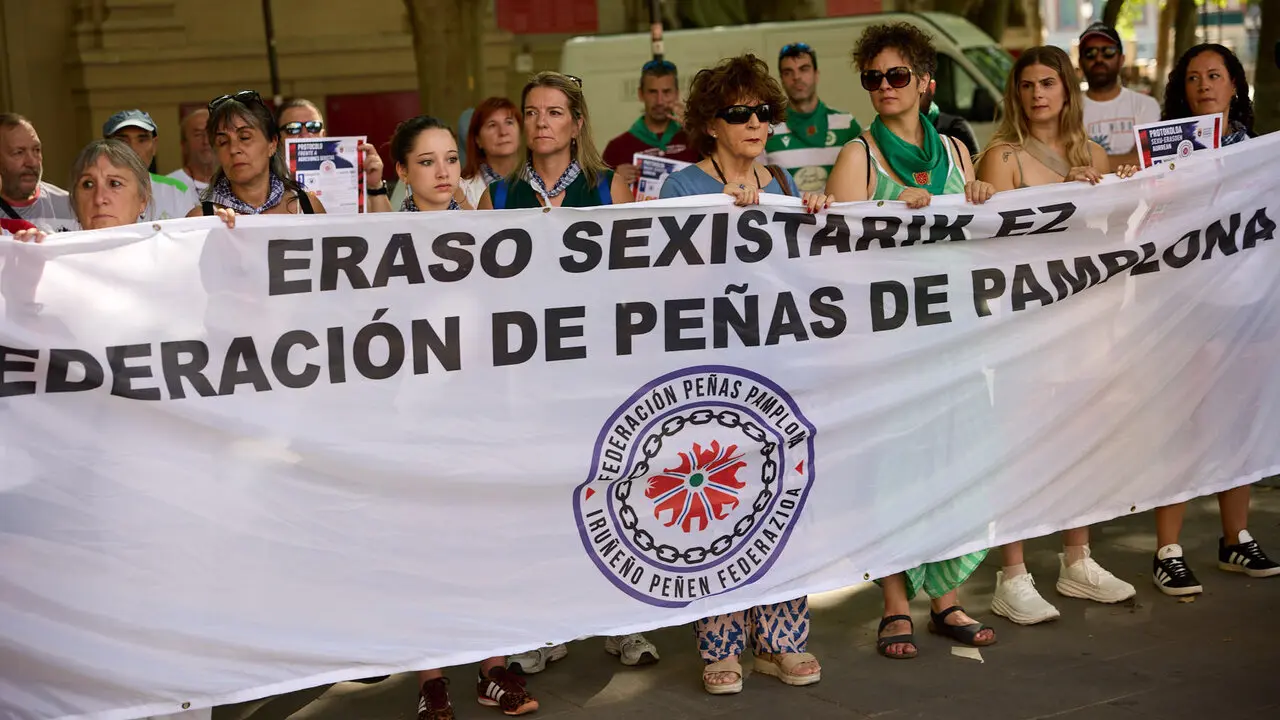Concentraci&oacute;n contra las agresiones sexistas en el D&iacute;a de las Pe&ntilde;as previo a las fiestas de San Ferm&iacute;n 2026. I&Ntilde;IGO ALZUGARAY