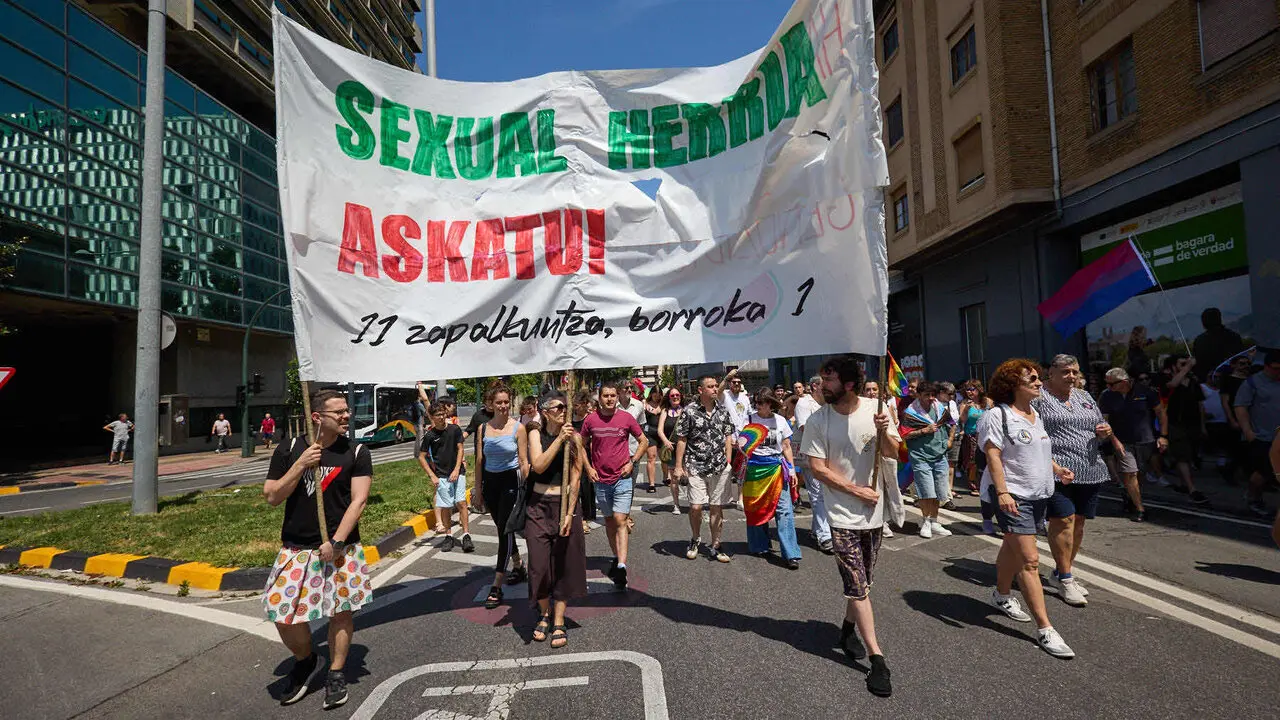 Manifestaci&oacute;n convocada por la plataforma 28J con motivo del D&iacute;a Internacional del Orgullo LGTBI+ en Pamplona. I&Ntilde;IGO ALZUGARAY