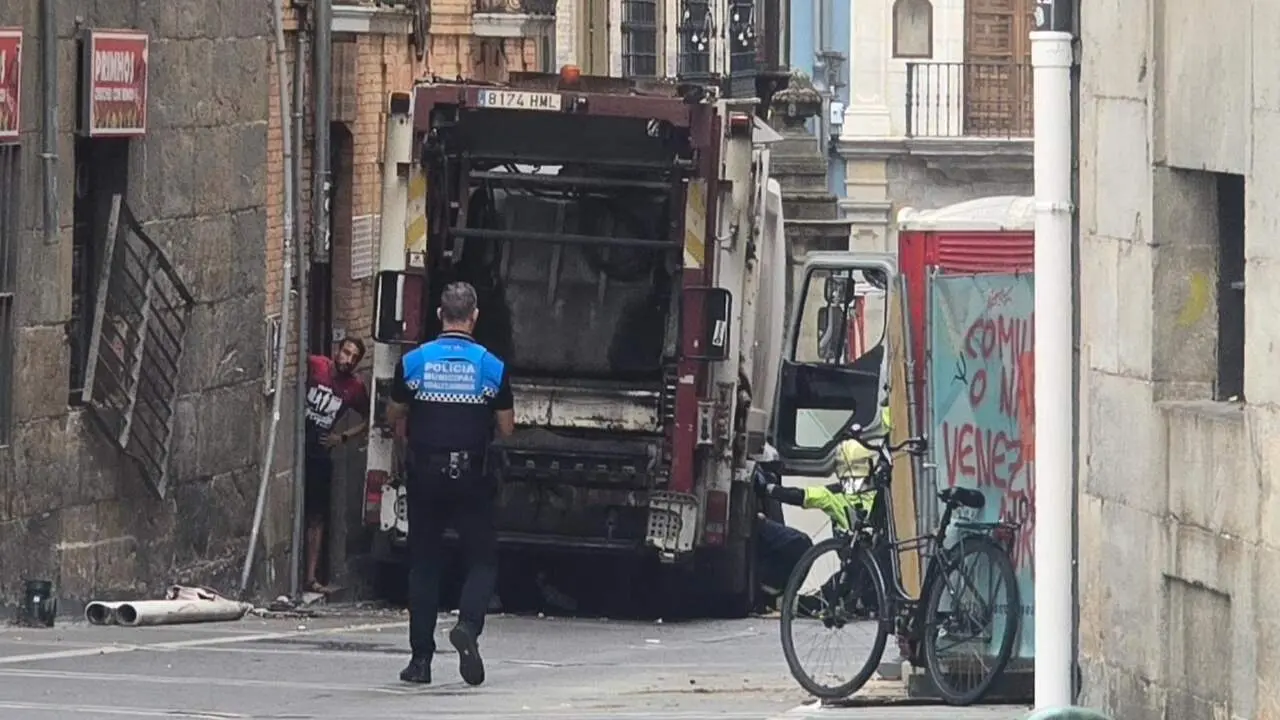 Una persona fallecida y varias heridas al perder el control un cami&oacute;n de la basura en la plaza Navarrer&iacute;a de Pamplona. EUROPA PRESS
