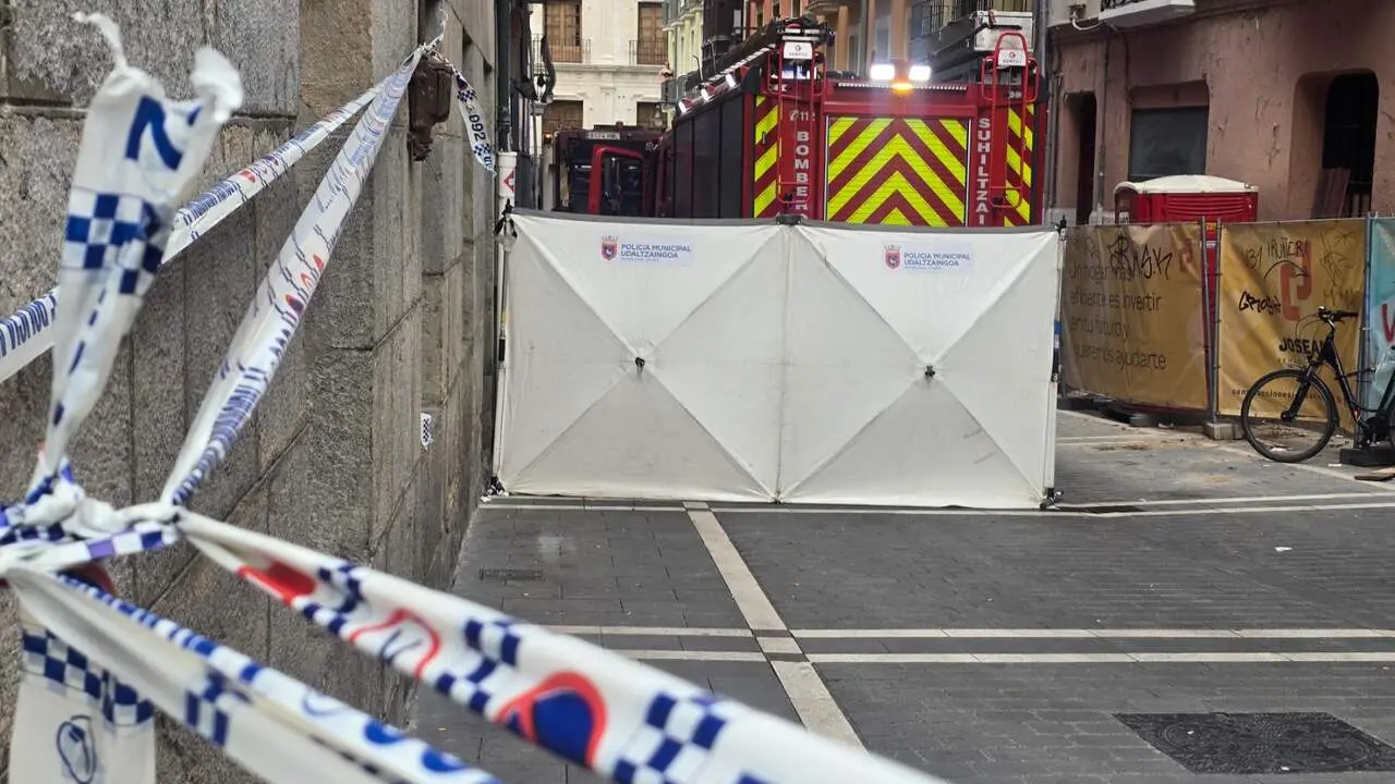 Una persona fallecida y varias heridas al perder el control un cami&oacute;n de la basura en la plaza Navarrer&iacute;a de Pamplona. EUROPA PRESS