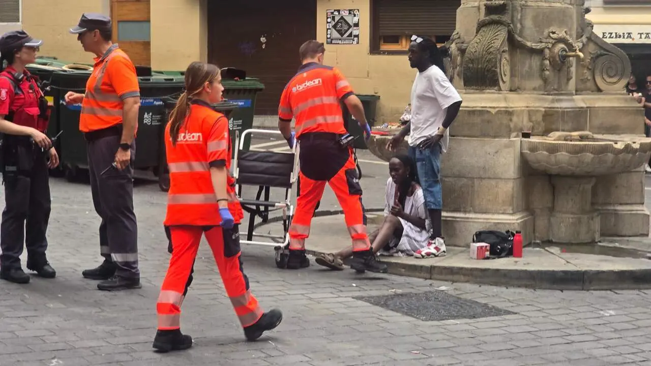 Una persona fallecida y varias heridas al perder el control un cami&oacute;n de la basura en la plaza Navarrer&iacute;a de Pamplona. EUROPA PRESS