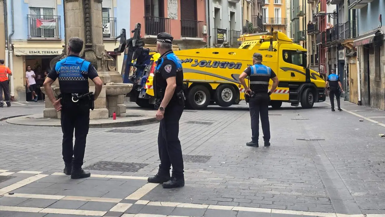 Una persona fallecida y varias heridas al perder el control un cami&oacute;n de la basura en la plaza Navarrer&iacute;a de Pamplona. EUROPA PRESS