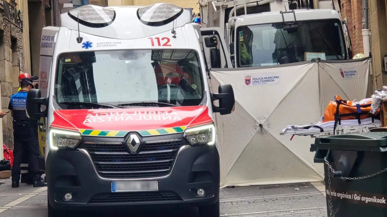 Una persona fallecida y varias heridas al perder el control un cami&oacute;n de la basura en la plaza Navarrer&iacute;a de Pamplona. EUROPA PRESS