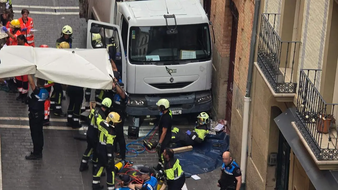 Una persona fallecida y varias heridas al perder el control un cami&oacute;n de la basura en la plaza Navarrer&iacute;a de Pamplona. EUROPA PRESS