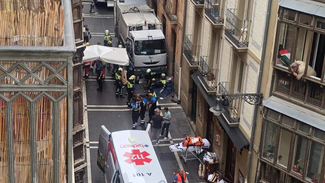 Una persona fallecida y varias heridas al perder el control un cami&oacute;n de la basura en la plaza Navarrer&iacute;a de Pamplona. EUROPA PRESS
