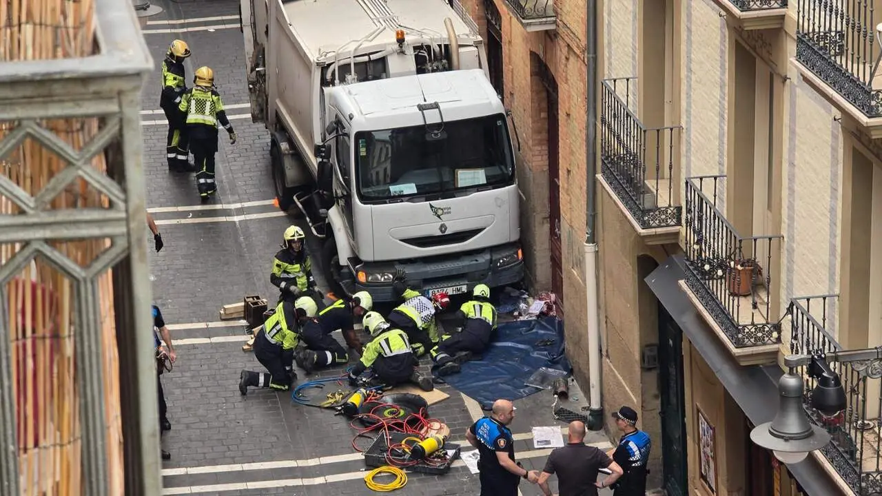 Una persona fallecida y varias heridas al perder el control un cami&oacute;n de la basura en la plaza Navarrer&iacute;a de Pamplona. EUROPA PRESS